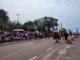 Primeiro grupo passando pela Praça Central