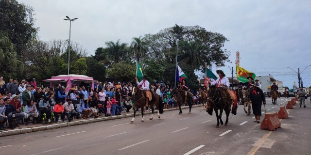 Primeiro grupo passando pela Praça Central