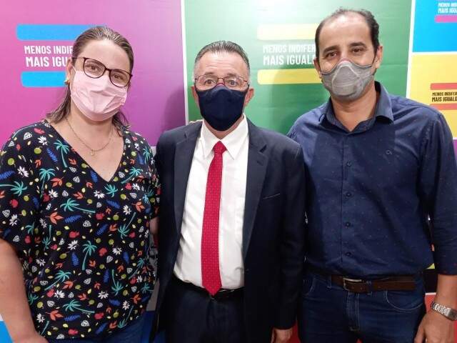 Jocelene Aquino (PT) em representação da Câmara Municipal de Vereadores de Tupanciretã e Cristiano Aquino (PT) representando o secretariado regional do partido.