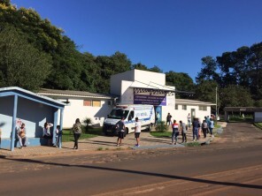 ESF 4 com fila de pessoas buscando atendimento desde cedo