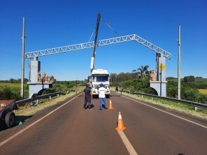 Estrutura metálica do pórtico municipal foi instalada neste sábado