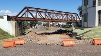 Calçamento sob viaduto da Casa Fenner é retomado