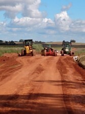 Secretaria de Obras realiza patrolamento das estradas e canalização no Bairro Riachuelo