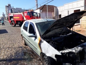 Incêndio veicular é combatido pelos Bombeiros Voluntários