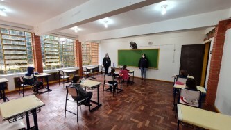 A Secretária da Educação falou sobre o adiamento do retorno das aulas e o processo seletivo da escola cívico-militar