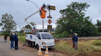 Instalação de iluminação na linha férrea na entrada da cidade é concluída