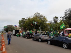 Ato pró Bolsonaro reúne centenas de pessoas na Praça Coronel Lima em Tupanciretã