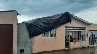 Defesa Civil de Tupanciretã distribuiu lonas para os moradores que tiveram suas casas destelhadas