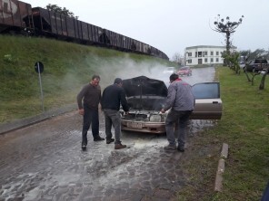 Bombeiros Voluntários atendem ocorrência de combate a incêndio em veículo 