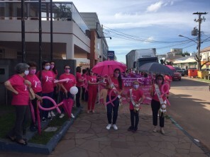 Caminhada das Vitoriosas contou com o apoio de dezenas de mulheres.