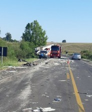 PRF atende grave acidente entre caminhões em Cruz Alta