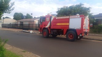 Bombeiros Voluntários auxiliam na retirada de poste tombado 