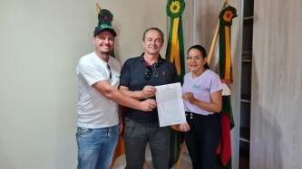 Prefeito Gustavo Herter Terra assina escritura da venda dos primeiros lotes do Distrito Industrial 