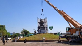 Após restauração, estátua do Laçador volta ao local de origem em Porto Alegre