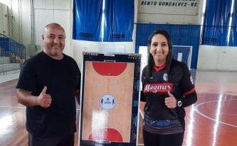 Presidente da Associação Gaúcho de Futsal, Evaldo Freitas, participa de curso com Cris Souza, treinadora do Taboão/Magnus Futsal