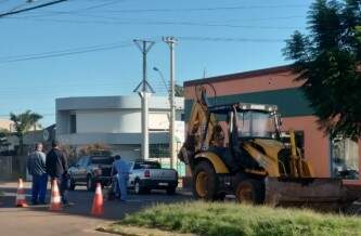 CORSAN realiza conserto de um vazamento na Av. Rio Branco