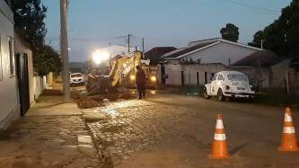 Manutenção de um vazamento na rua Medianeira, bairro Beck, segue sendo realizada