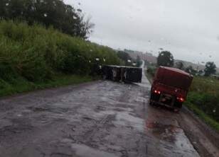 Caminhão baú tomba na BR-158, entre Cruz Alta e Tupanciretã