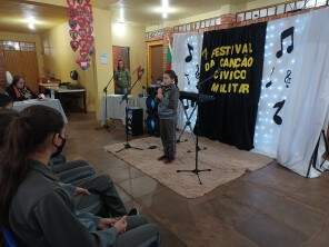 Escola Cívico-Militar Marcial Terra premia alunos em festival musical interno