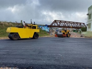 Asfaltamento começa a tomar proporções positivas na Av. Carlos G. de Abreu e a Rua Lourenço Gomes