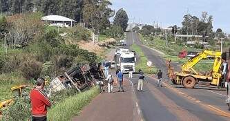 Caminhão tomba na margem do trevo de acesso à Cruz Alta