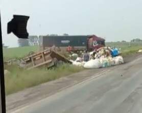 PRF atende ocorrência de capotamento de carreta bitrem