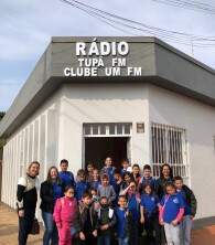 Alunos percorrem 47 quilômetros para conhecerem a Rádio Tupã e Clube Um FM