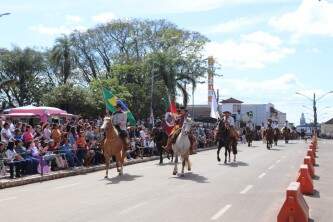 Desfile Farroupilha reúne 22 Entidades Tradicionalistas pela Av. Vaz Ferreira