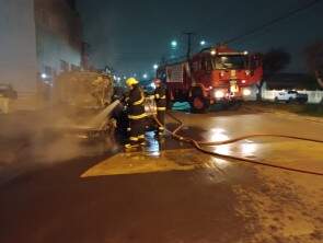 Bombeiros Voluntários controlam incêndio veicular