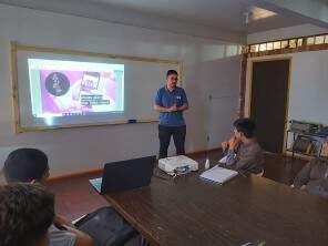 Escola Cívico-Militar Cel. Marcial Gonçalves Terra recebe palestra contra a Fake News, ministrada pelo jornalismo da Rádio Tupã