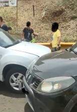 Carros colidem na rótula de acesso entre à Bortolo Fogliatto e Cel. Luís Azevedo