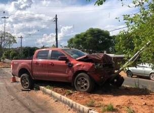 Acidente causa graves danos materiais na Rua Lourenço Gomes