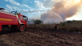 UBVT opera contra chamas no interior de Tupanciretã, em lavoura de soja