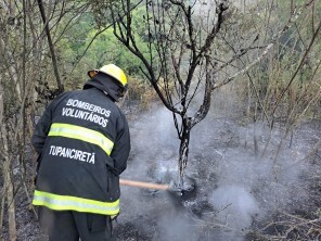 Bombeiros Voluntários combatem incêndio em vegetação rasteira no Bocaverá, em Tupanciretã