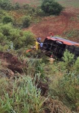 Ônibus de Júlio de Castilhos tomba na margem da ERS-342