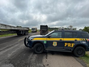 Bitrem carregado com soja tomba em Júlio de Castilhos, na BR-158