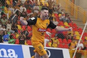 Tupanciretanense marca gol, sendo campeão da Copa do Brasil de Futsal