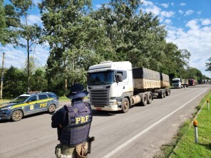PRF realiza operação para liberar caminhões que estavam parados entre Itaara-RS e Santa Maria-RS 