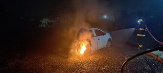 Bombeiros Voluntários de Tupanciretã combatem chamas em veículo no bairro Pedreira