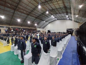 Formatura da entrega do Casquete da Escola Cívico-Militar lota o Ginásio Bonumazão