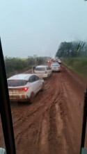 Motoristas buscam alternativa em estrada no interior de Tupanciretã e acabam atolados