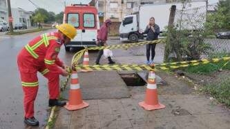 Bombeiros Voluntários resgatam cidadã após queda em rede hídrica