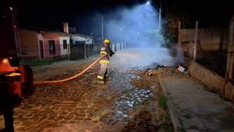 Bombeiros Voluntários agem diante de pontos com focos de incêndio em Tupanciretã incluindo um veículo