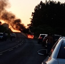 Veículo é envolvido por chamas na Faixinha de Tupanciretã