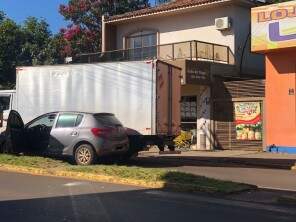 Acidente entre caminhão e carro causa interrupção no trânsito da Avenida Vaz Ferreira, em Tupanciretã