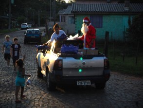 Grupos espalham o espírito do Natal pelos bairros de Tupanciretã